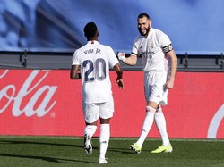 Karim Benzema (33 tahun) dan Vinicius Jr (21 tahun) menjadi juru gedor lini serang Real Madrid. Benzema pasti mengajari Vinicius caranya tokcer banget di depan gawang (Getty Images)