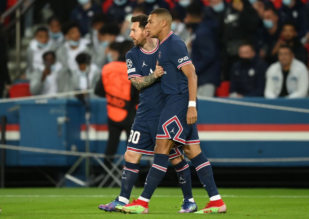 PARIS, FRANCE - SEPTEMBER 28: Lionel Messi of Paris Saint-Germain interacts with Kylian Mbappe of Paris Saint-Germain during the UEFA Champions League group A match between Paris Saint-Germain and Manchester City at Parc des Princes on September 28, 2021 in Paris, France. (Photo by Matthias Hangst/Getty Images)