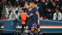 Lionel Messi (34 tahun) dan Kylian Mbappe (22 tahun) adalah duet maut PSG yang beda generasi dan diyakini akan tokcer ketika sudah lebih saling memahami (Getty Images)