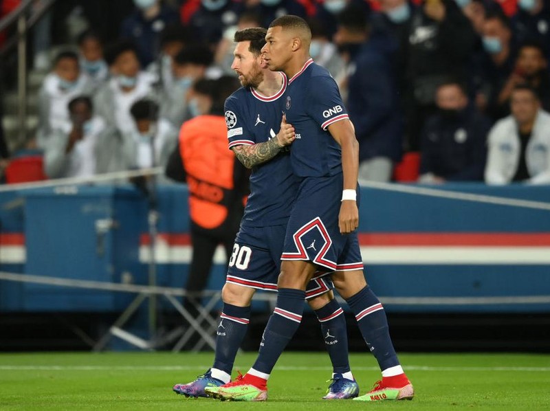 PARIS, FRANCE - SEPTEMBER 28: Lionel Messi of Paris Saint-Germain interacts with Kylian Mbappe of Paris Saint-Germain during the UEFA Champions League group A match between Paris Saint-Germain and Manchester City at Parc des Princes on September 28, 2021 in Paris, France. (Photo by Matthias Hangst/Getty Images)