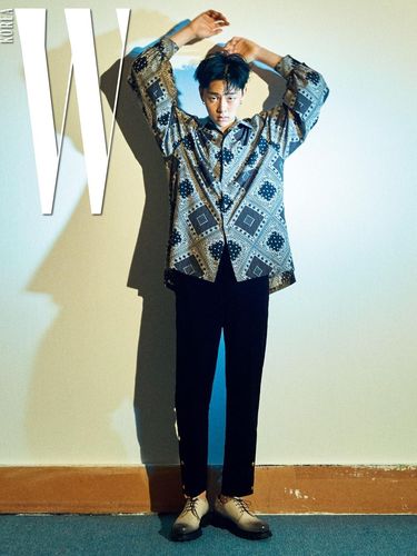 Kwon Hyun Bin dengan pakaian batik