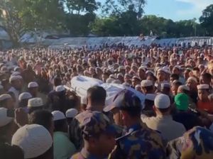 Lautan Manusia Antar Jenazah Pimpinan Muslim Rohingya ke Pemakaman Lautan Manusia Antar Jenazah Pimpinan Muslim Rohingya ke Pemakaman