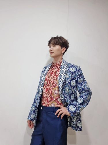 Leeteuk Super Junior dalam balutan batik