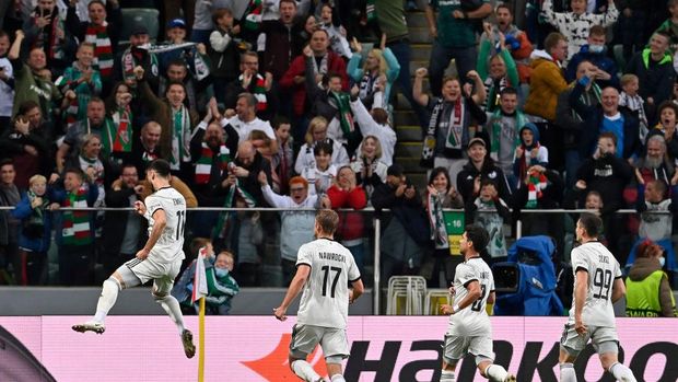 WARSAW, POLAND - SEPTEMBER 30: Mahir Emreli of Legia Warsaw celebrates after scoring their sides first goal during the UEFA Europa League group C match between Legia Warszawa and Leicester City at Wojska Polskiego Stadium on September 30, 2021 in Warsaw, Poland. (Photo by Adam Nurkiewicz/Getty Images)