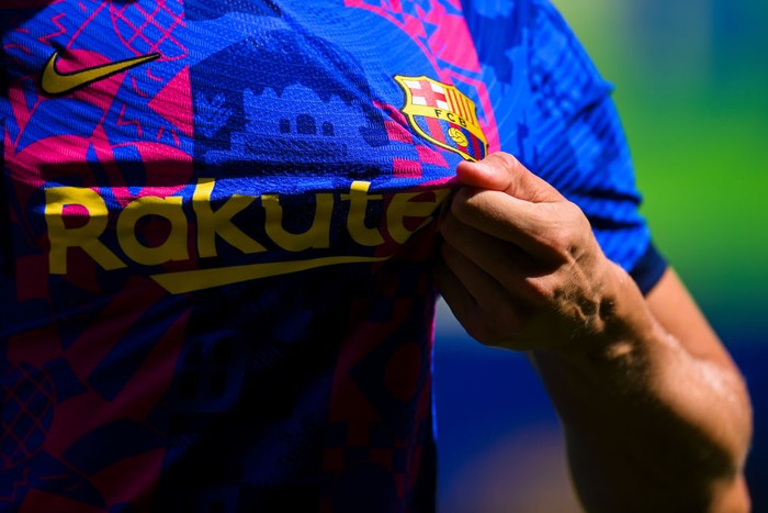 Logo Barcelona BARCELONA, SPAIN - SEPTEMBER 09: Luuk de Jong grabs the badge whilst posing for a photograph as he is presented as a Barcelona player at Camp Nou Stadium at Camp Nou on September 09, 2021 in Barcelona, Spain. (Photo by David Ramos/Getty Images)