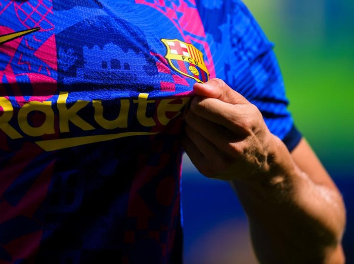 BARCELONA, SPAIN - SEPTEMBER 09: Luuk de Jong grabs the badge whilst posing for a photograph as he is presented as a Barcelona player at Camp Nou Stadium at Camp Nou on September 09, 2021 in Barcelona, Spain. (Photo by David Ramos/Getty Images)