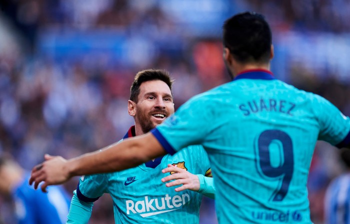 SAN SEBASTIAN, SPAIN - DECEMBER 14: Luis Suarez of FC Barcelona celebrates with teammate Lionel Messi after scoring his teams second goal during the Liga match between Real Sociedad and FC Barcelona at Estadio Anoeta on December 14, 2019 in San Sebastian, Spain. (Photo by Juan Manuel Serrano Arce/Getty Images)