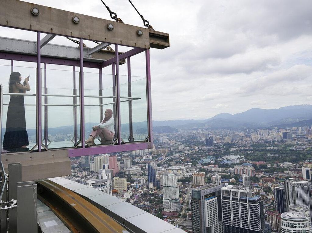 Menikmati Panorama Kota Malaysia di Menara Kuala Lumpur Menikmati Panorama Kota Malaysia di Menara Kuala Lumpur