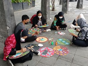 Sambut Hari Batik Nasional, Mahasiswa ISI Solo Membatik Corona