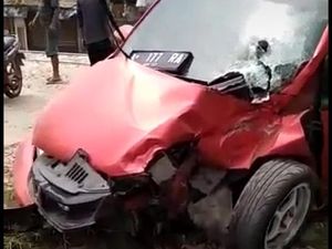 Tertabrak Kereta Api di Cilegon, Mobil Ringsek-Terseret 10 Meter Tertabrak Kereta Api di Cilegon, Mobil Ringsek-Terseret 10 Meter