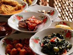 Viral Makan Nasi Padang Pakai Sendok VS Tangan Kosong, Mana Lebih Sehat?