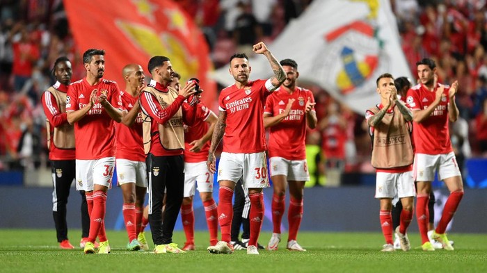 LISBON, PORTUGAL - SEPTEMBER 29: Nicolas Otamendi celebrates with team mates after the UEFA Champions League group E match between SL Benfica and FC Barcelona at Estadio da Luz on September 29, 2021 in Lisbon, Portugal. (Photo by David Ramos/Getty Images)