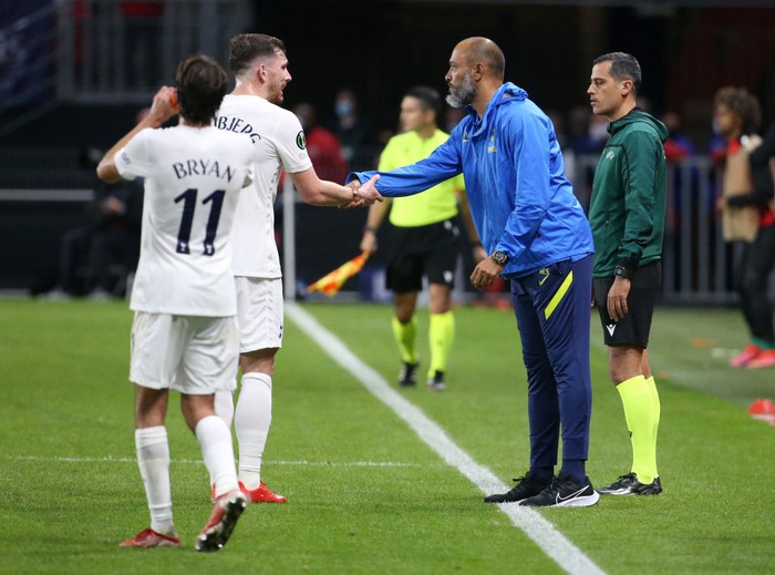 LONDON, ENGLAND - SEPTEMBER 26: Nuno Espirito Santo, Manager of Tottenham Hotspur gestures during the Premier League match between Arsenal and Tottenham Hotspur at Emirates Stadium on September 26, 2021 in London, England. (Photo by Clive Rose/Getty Images)