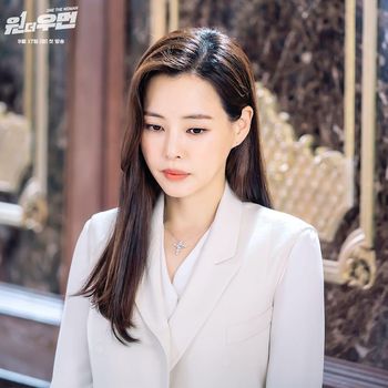 One the Woman juga menampilkan Honey Lee sebagai menantu konglomerat. Ia bernama Kang Mi Na yang selalu tampil elegan dengan baju berkelas. Foto : instagram.com/sbsdrama.official/