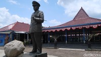 Tidak Musnah, Pak Gatot! Patung Soeharto Ini Malah Gede Banget