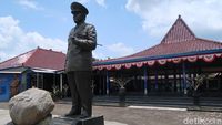 Tidak Musnah, Pak Gatot! Patung Soeharto Ini Malah Gede Banget
