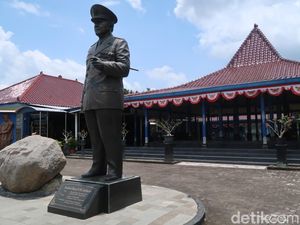 Lapor Jenderal Gatot! Kami Masih Ketemu Patung Soeharto Segede Ini di Bantul