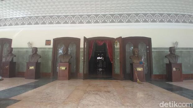 Patung Soeharto di Rumdin Wali Kota Solo Patung Soeharto di Rumdin Wali Kota Solo