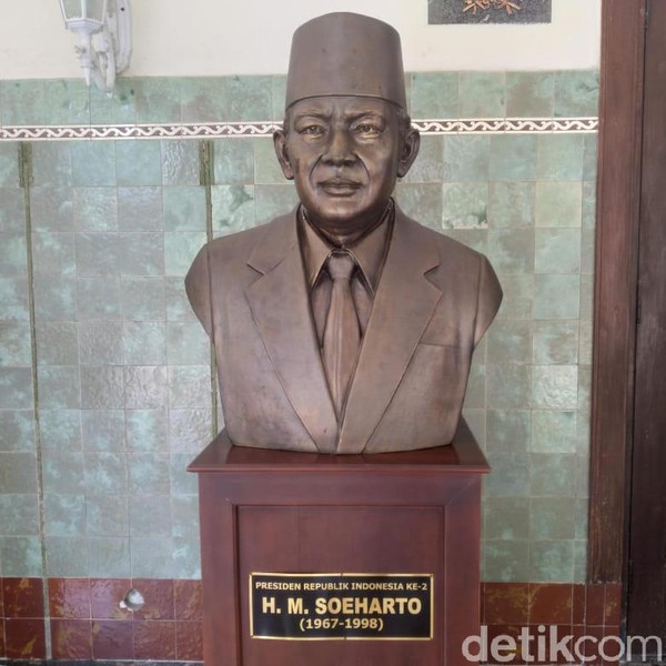 Patung Soeharto di Rumdin Wali Kota Solo Patung Soeharto di Rumdin Wali Kota Solo