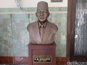 Tidak Musnah, Pak Gatot! Masih Ada Patung Soeharto di Rumdin Gibran