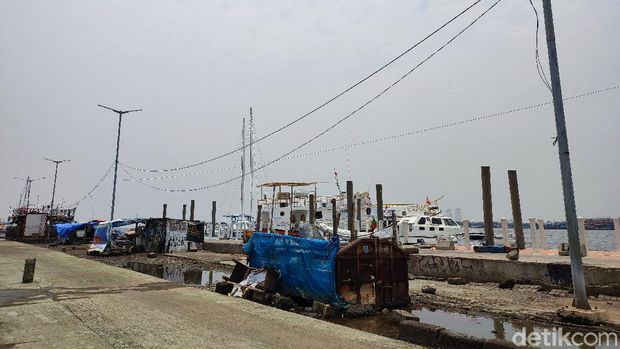 Pemandangan laut di Teluk Jakarta dipantau dari dermaga di Angke. Kabarnya, ini mengandung parasetamol. (Nahda Rizki Utami/detikcom)