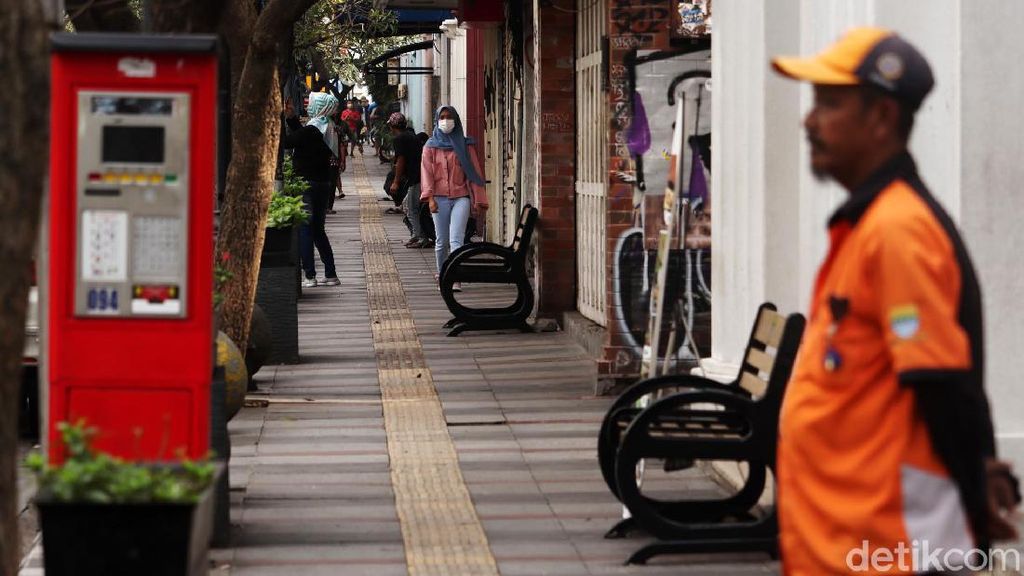 Penampakan Kursi Taman Baru di Jalan Braga Bandung Penampakan Kursi Taman Baru di Jalan Braga Bandung