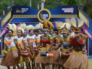 Momen Jokowi Tiba di Papua & Disambut Tarian Selamat Datang Khas Sentani