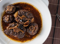 Resep Buntut Sapi Kecap Bawang yang Empuk Legit dan Gurih