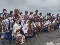 Bawa Angklung ke Papua, Diplomasi Ridwan Kamil Menuju Pilpres?