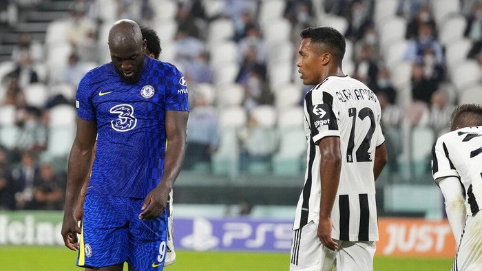 Chelseas Romelu Lukaku, left, reacts after missing a scoring chance during the Champions League group H soccer match between Juventus and Chelsea at the Allianz stadium in Turin, Italy, Wednesday, Sept. 29, 2021. (AP Photo/Antonio Calanni)