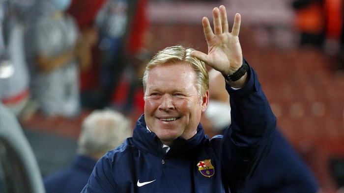 Barcelonas head coach Ronald Koeman waves during the Spanish La Liga soccer match between Barcelona and Granada, at the Camp Nou stadium in Barcelona, Spain, Monday, Sept. 20, 2021. (AP Photo/Joan Monfort)