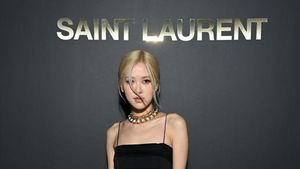 7 Pesona Rose Blackpink dengan Mini Dress Transparan di Paris Fashion Week