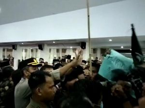 Polisi Sempat Amankan Mahasiswa Demo Tolak Mobil Baru Bupati-Sekda Merangin Polisi Sempat Amankan Mahasiswa Demo Tolak Mobil Baru Bupati-Sekda Merangin