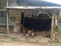 Kondisi Terkini Sekeluarga yang Hidup di Emperan Rumah Kosong Pekalongan
