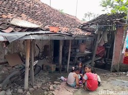 Tolong! Keluarga di Brebes Ini Tinggal di Gubuk Reyot Nyaris Roboh