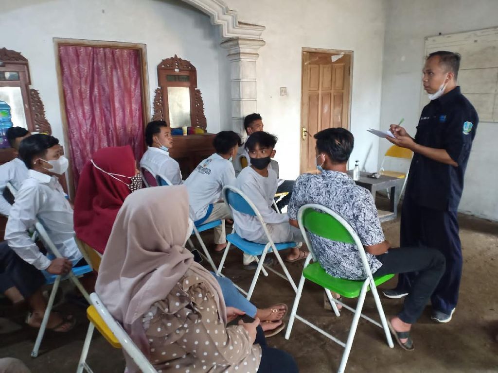 Pertama di Ponorogo, Puluhan Siswa Bayar SPP Sekolah Pakai Kotoran Sapi Pertama di Ponorogo, Puluhan Siswa Bayar SPP Sekolah Pakai Kotoran Sapi