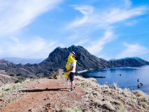 Potret Romantis Syahrini dan Reino Barack Liburan di Labuan Bajo, Pelukan di Atas Bukit