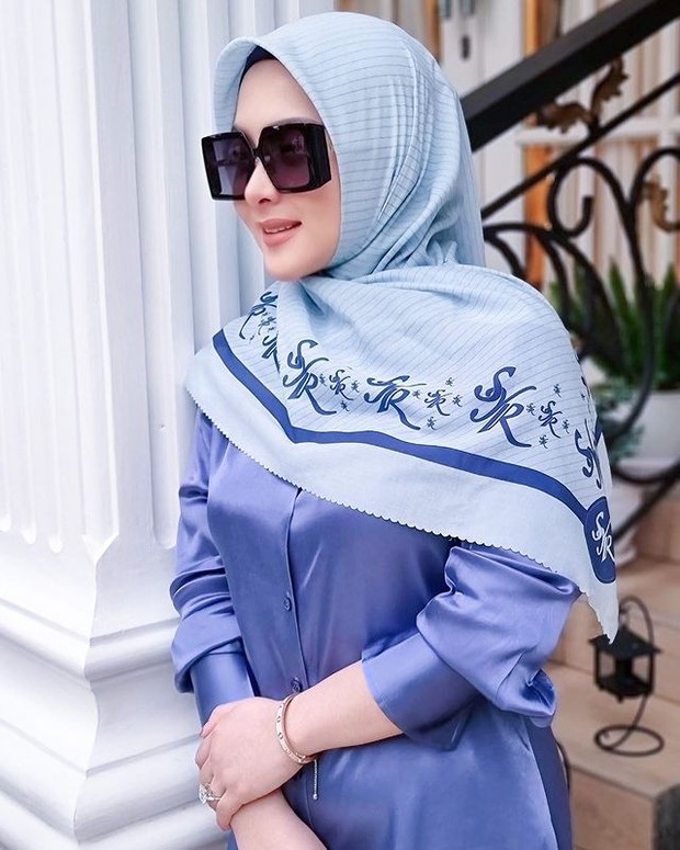 Syahrini dengan Busana Nuansa Warna Biru Syahrini dengan Busana Nuansa Warna Biru