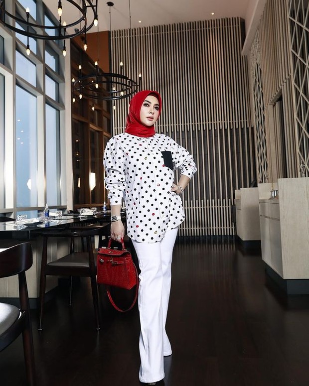 Syahrini dengan Kemeja Motif Polkadot Syahrini dengan Kemeja Motif Polkadot