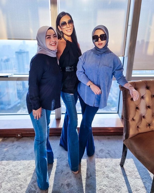 Syahrini Tampil Modis dengan Kemeja Warna Biru Syahrini Tampil Modis dengan Kemeja Warna Biru