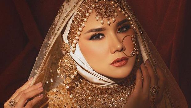 Mulan Jameela dan Ahmad Dhani melakukan pemotretan tema Bollywood pakai busana India. Yuk intip!