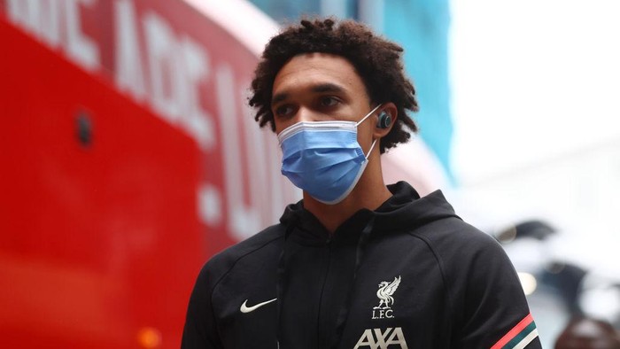 BRENTFORD, ENGLAND - SEPTEMBER 25: Trent Alexander-Arnold of Liverpool is seen wearing a face mask as he arrives at the stadium prior to the Premier League match between Brentford and Liverpool at Brentford Community Stadium on September 25, 2021 in Brentford, England. (Photo by Clive Rose/Getty Images)