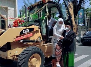Unik Banget! Manten Bojonegoro Ini Keliling Alun-alaun Pakai Alat Berat