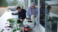 Begini Gaya Gaul Ustaz Solmed saat Liwetan dan Makan Seafood