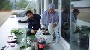 Begini Gaya Gaul Ustaz Solmed saat Liwetan dan Makan Seafood