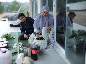 Begini Gaya Gaul Ustaz Solmed saat Liwetan dan Makan Seafood Begini Gaya Gaul Ustaz Solmed saat Liwetan dan Makan Seafood