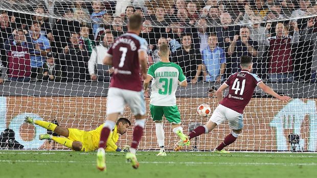 LONDON, ENGLAND - SEPTEMBER 30: Declan Rice of West Ham United scores their side's first goal past Paul Gartler of Rapid Vienna during the UEFA Europa League group H match between West Ham United and Rapid Wien at Olympic Stadium on September 30, 2021 in London, England. (Photo by Julian Finney/Getty Images)