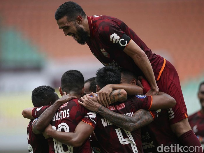 Persita Tangerang secara dramatis mengimbangi Borneo FC di lanjutan BRI Liga 1. Tertinggal dua gol dan kehilangan satu pemain, Persita memaksakan skor 2-2.