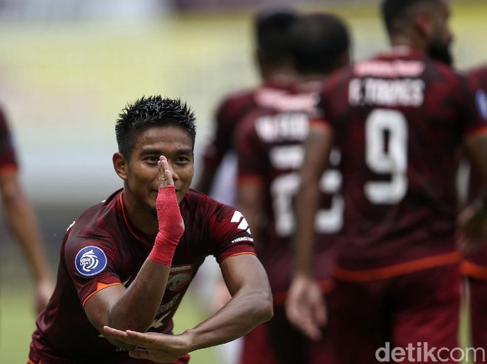 Persita Tangerang secara dramatis mengimbangi Borneo FC di lanjutan BRI Liga 1. Tertinggal dua gol dan kehilangan satu pemain, Persita memaksakan skor 2-2.