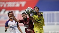 Penjaga gawang Persita berhasil mengamankan gawangnya dari serangan para pemain Borneo FC.